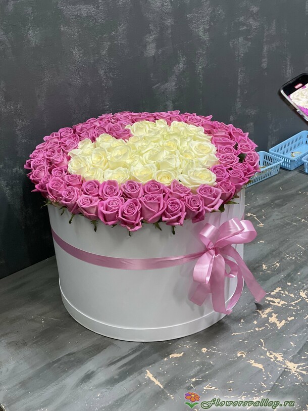 101 роза в шляпгой коробке с сердцем