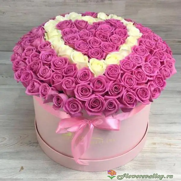  Шляпная коробка из розовой розы с сердечком