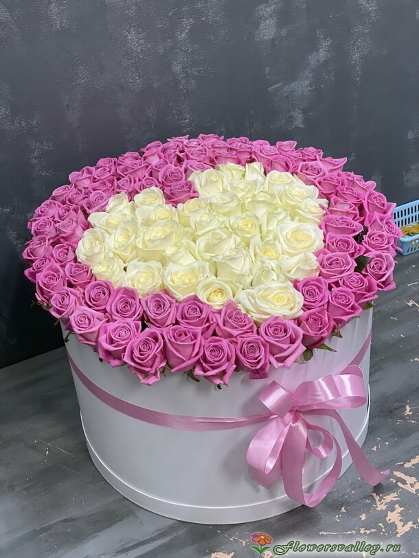 101 роза в шляпгой коробке с сердцем