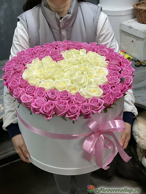 101 роза в шляпгой коробке с сердцем