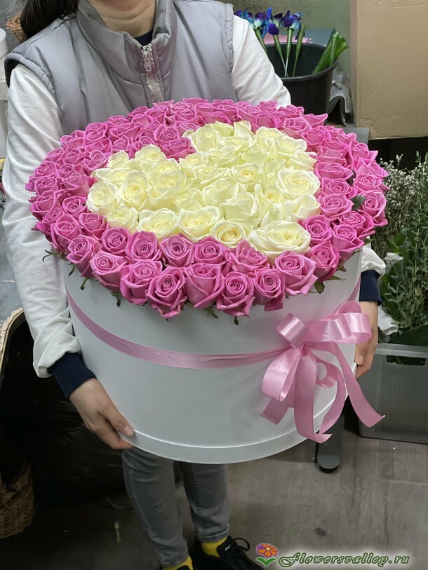 101 роза в шляпгой коробке с сердцем