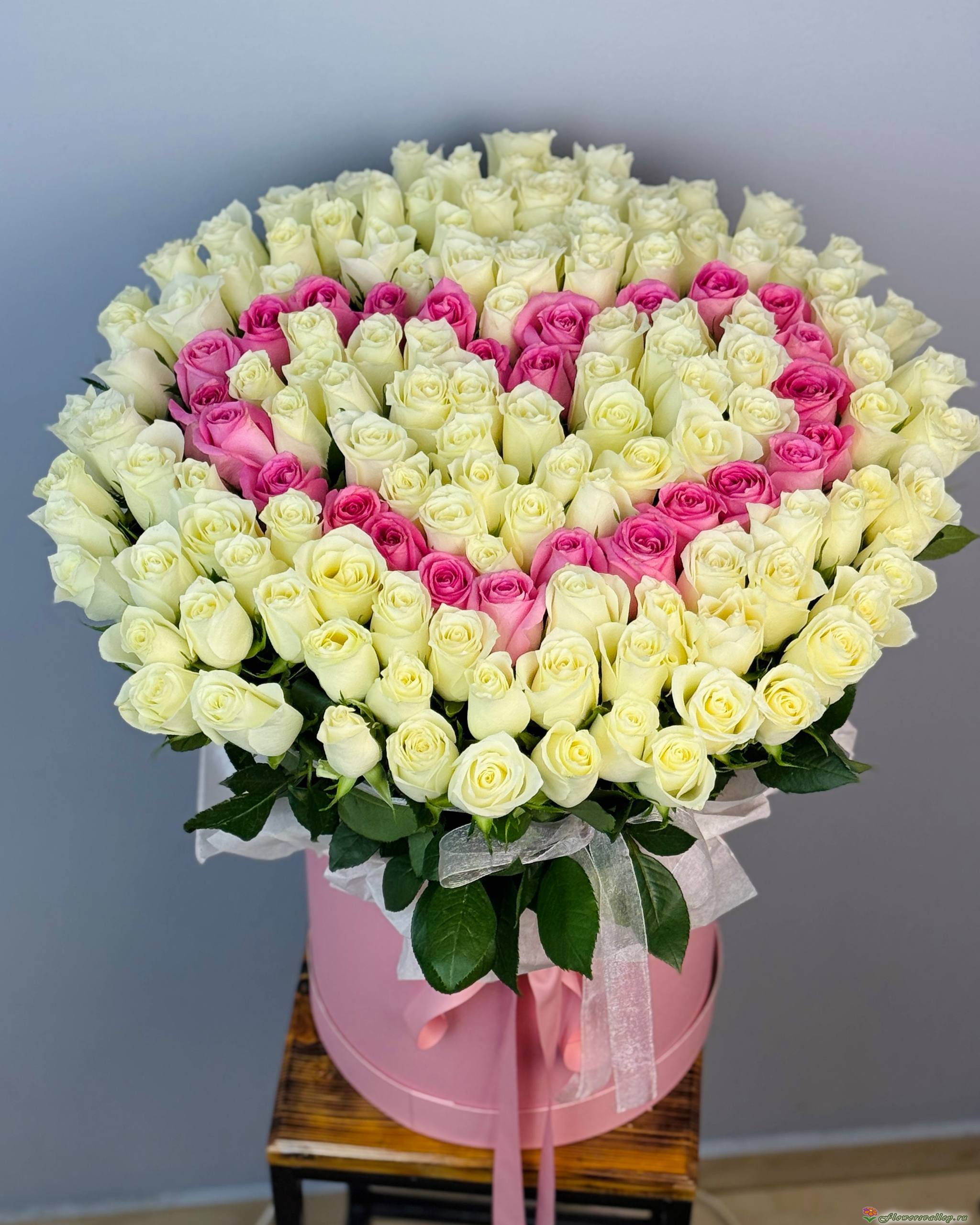 101 белая роза с сердечком в коробке