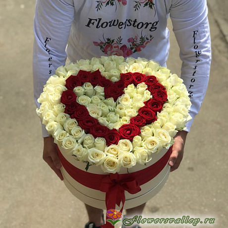 101 белая роза в коробочке