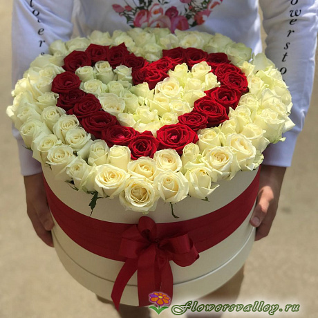 101 белая роза в коробочке