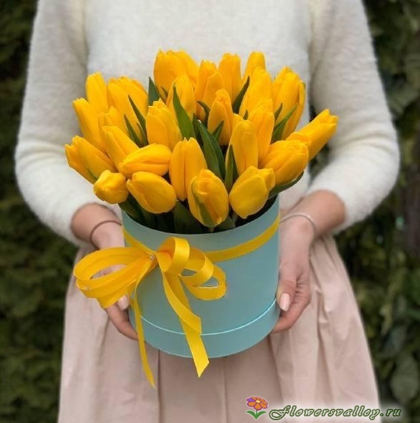 35 желтых тюльпанов в шляпной коробке