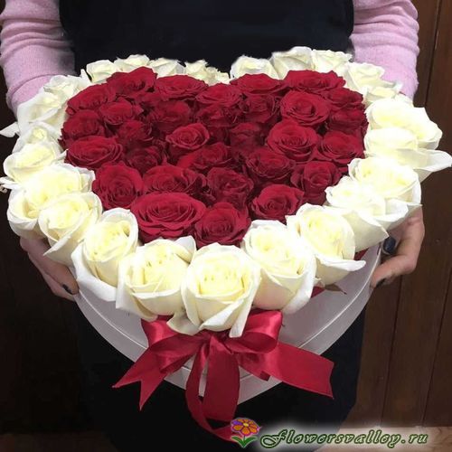 51 красная роза с сердечком в коробке
