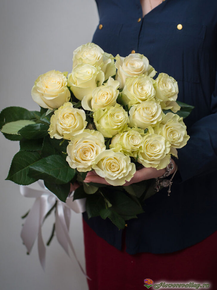 Букет из 15 белых роз (пр-во Эквадор, сорт 