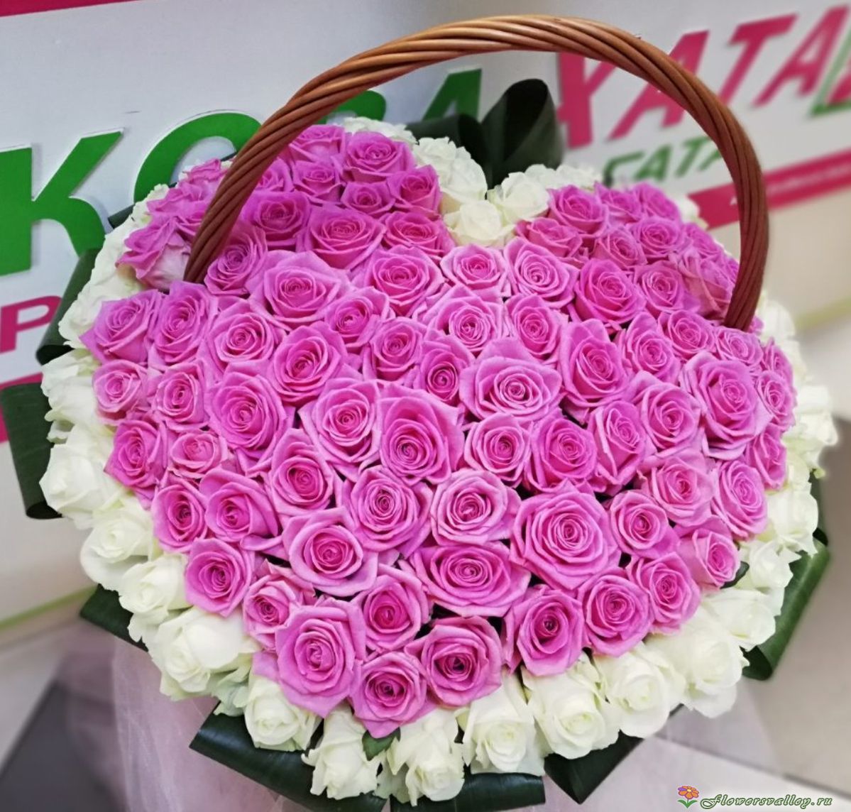 Сердце из 101 розовой розы в корзине