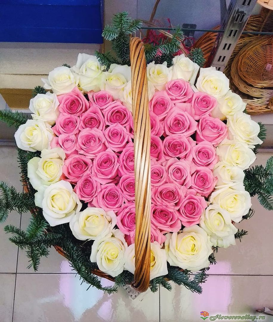 Сердце из 51 розовой розы в корзине
