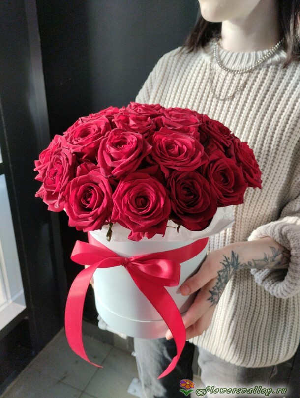 25 красных роз в коробке