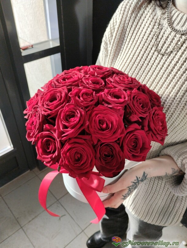 25 красных роз в коробке