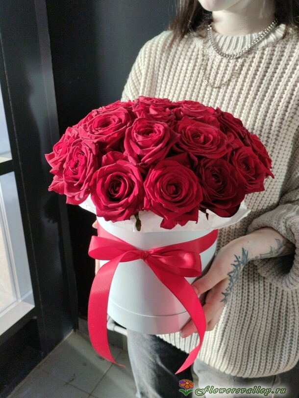 25 красных роз в коробке