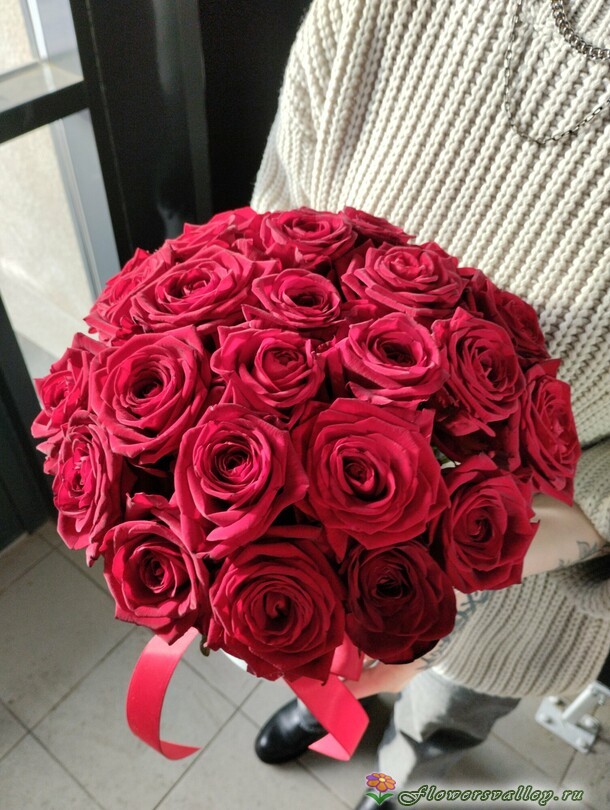 25 красных роз в коробке
