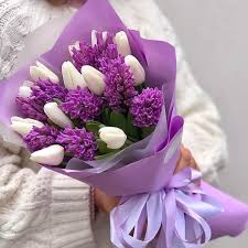 Букет из 25 белых тюльпанов и гиацинтов