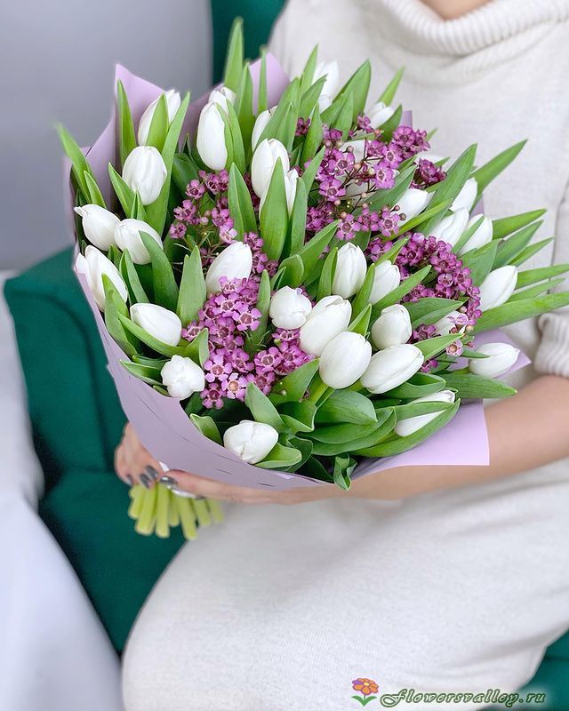 Букет из 25 белых тюльпанов и гиацинтов