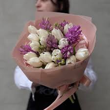 Букет из 25 белых тюльпанов и гиацинтов