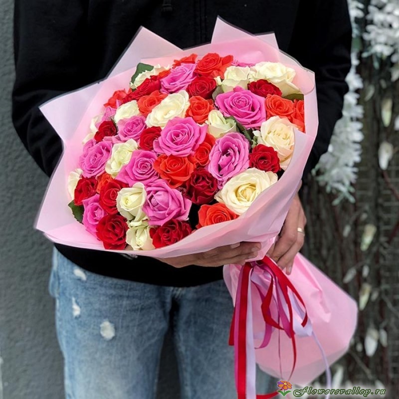 35 разноцветных роз