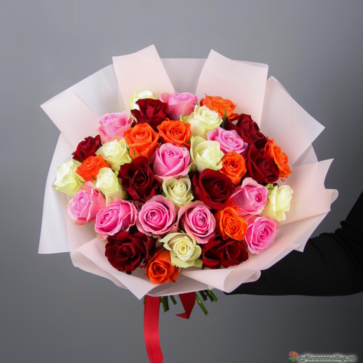 35 разноцветных роз