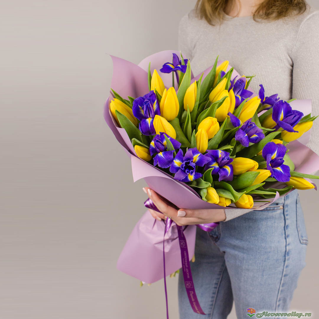 Букет из 12 ирисов и 25 желтых тюльпанов