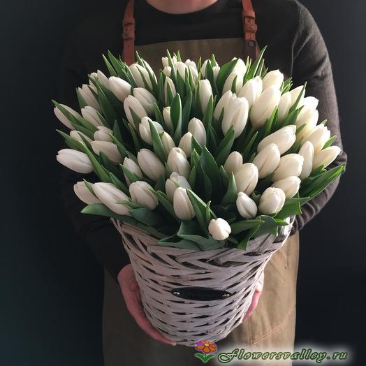 Корзина белых тюльпанов
