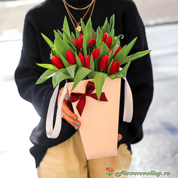 15 красных тюльпанов в коробке