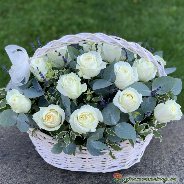Корзина с 25 розами и лавандой. Фото 2.