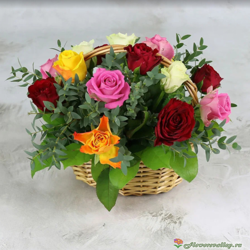 Корзинка разноцветных  роз 15 шт.
