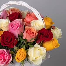 Корзинка разноцветных роз 35 шт.