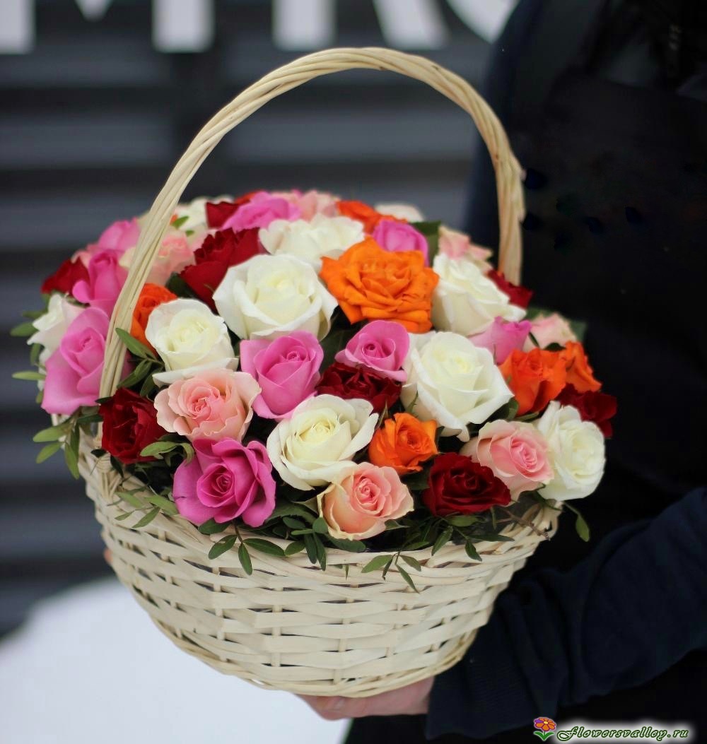 Корзинка разноцветных роз 35 шт.