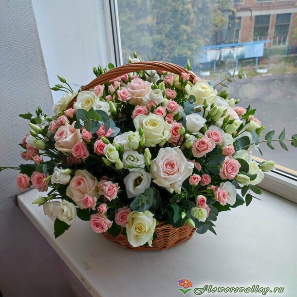 корзина с кустовыми розами и эустомой