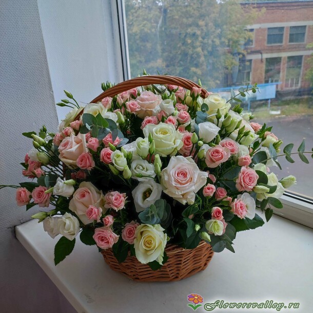 корзина с кустовыми розами и эустомой