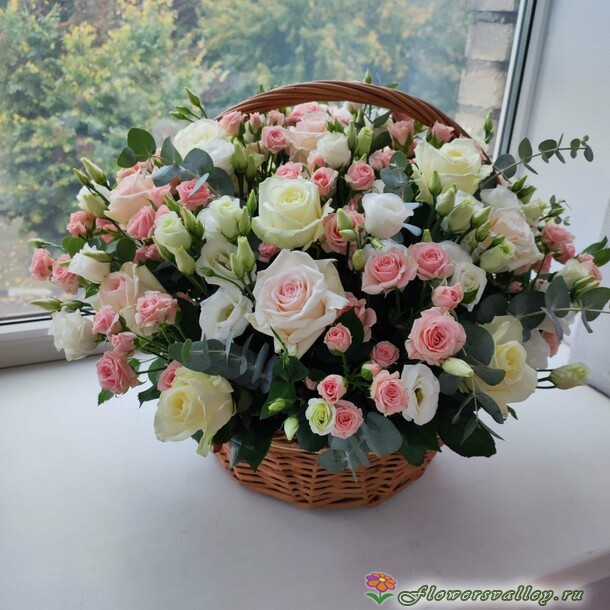 корзина с кустовыми розами и эустомой