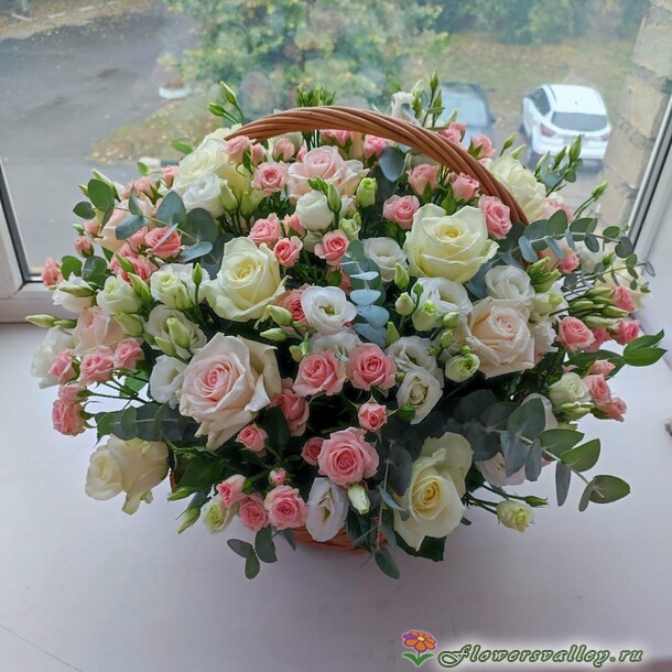 корзина с кустовыми розами и эустомой