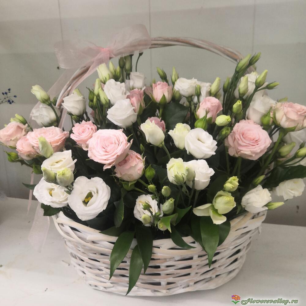 корзина с эустомой и кустовой розой