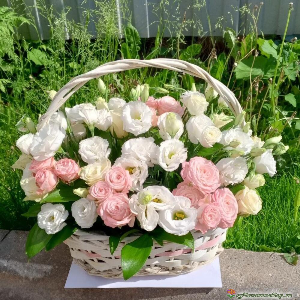 корзина с эустомой и кустовой розой