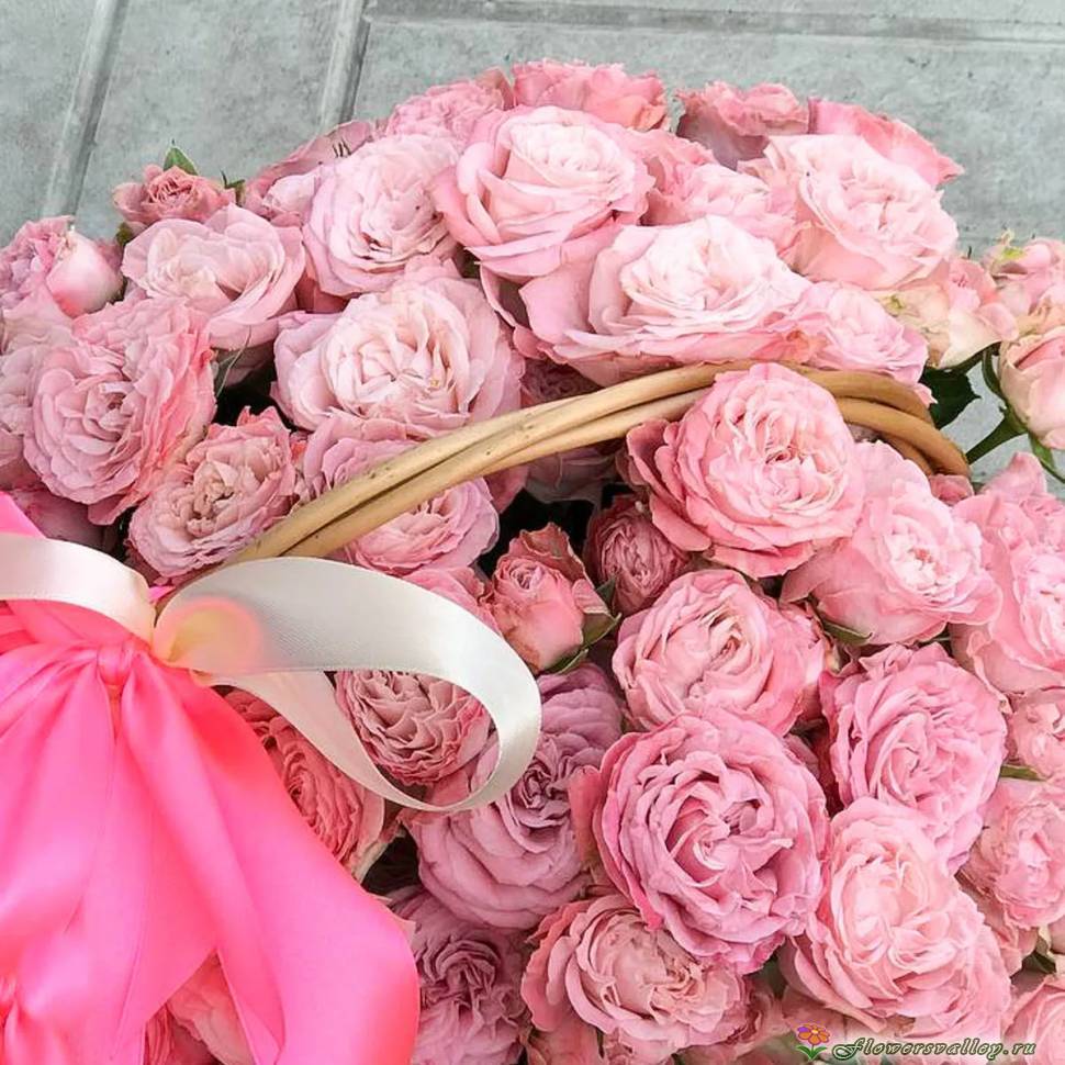 15 кустовых роз в корзинке