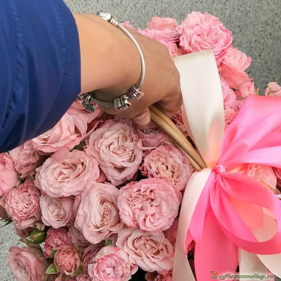 15 кустовых роз в корзинке