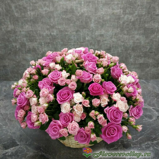Корзинка с 35 кустовыми розами