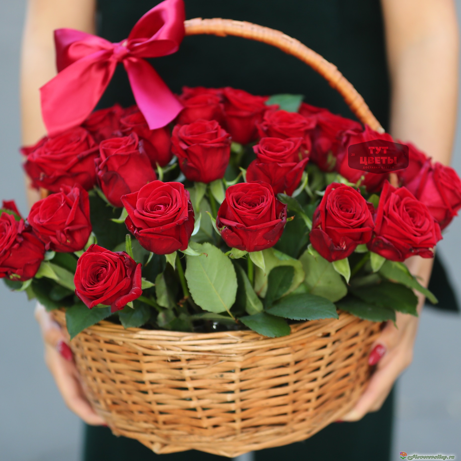 35 красной розы в корзине