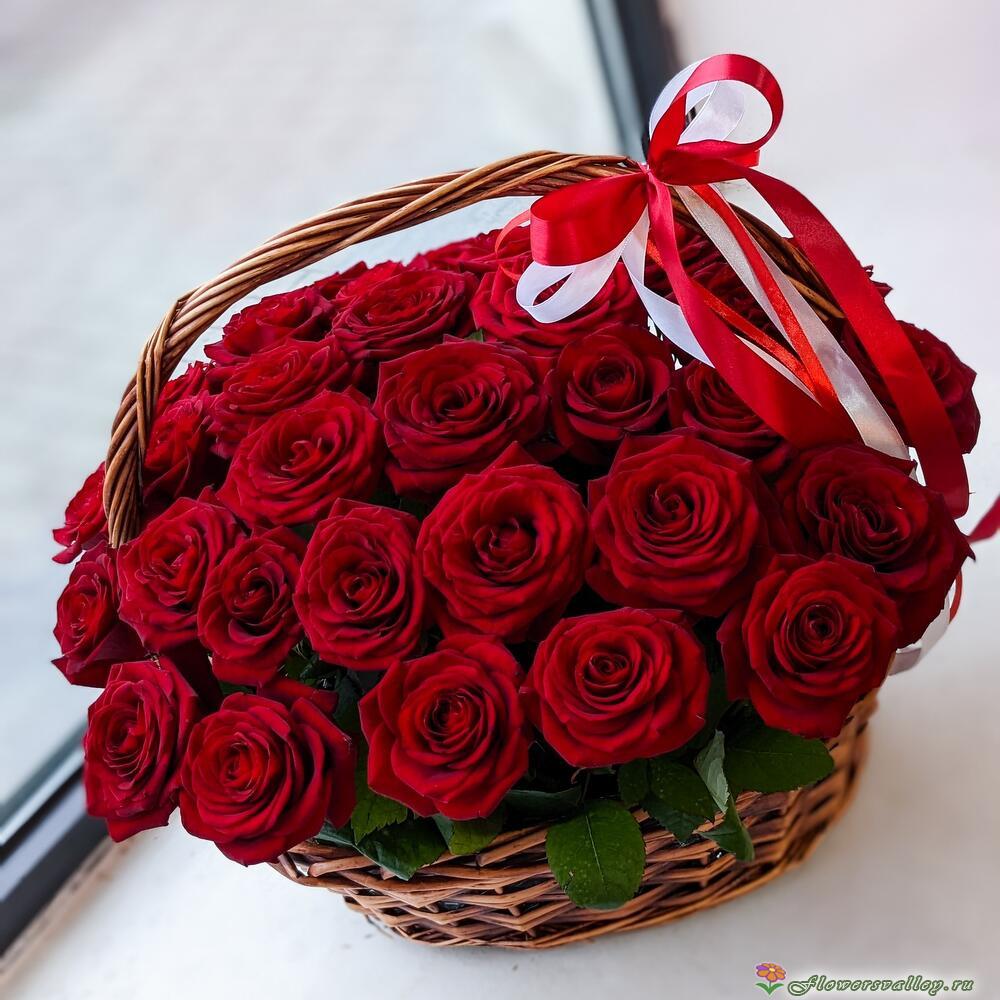 35 красной розы в корзине