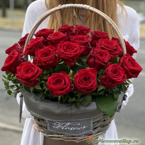 25 роз в корзине