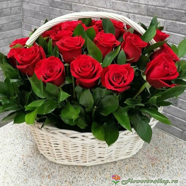 25 роз в корзине