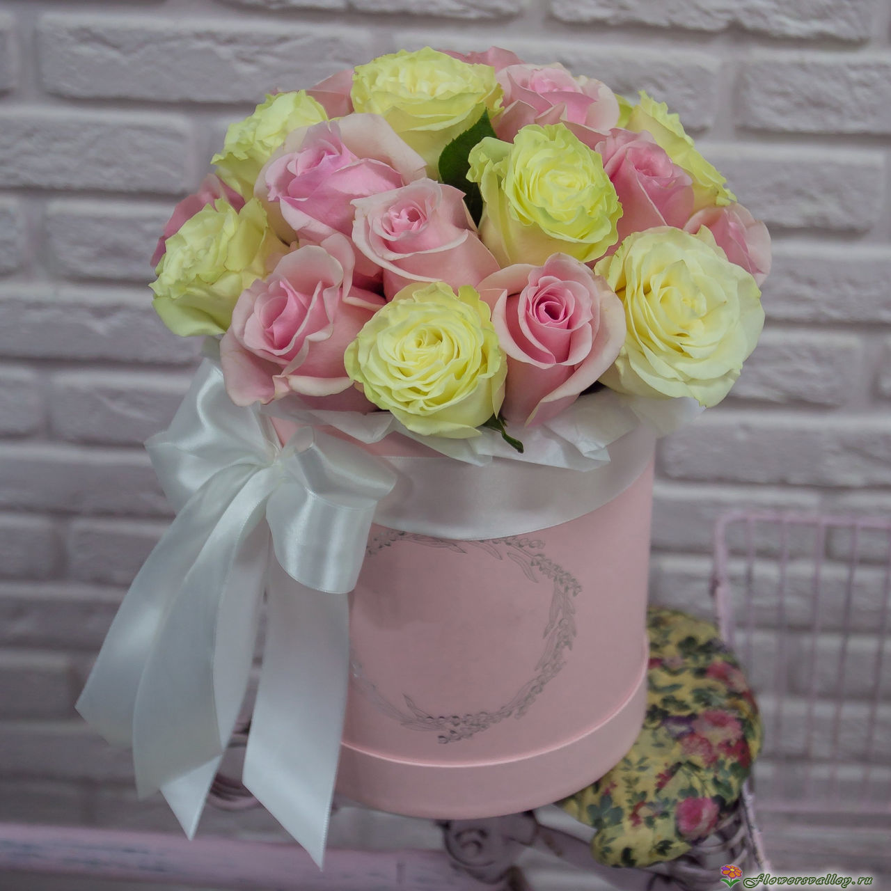 Шляпная коробка с белой и розовой розой  25 шт.