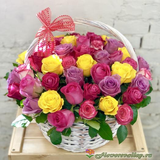 Корзина с 51 разноцветной розой