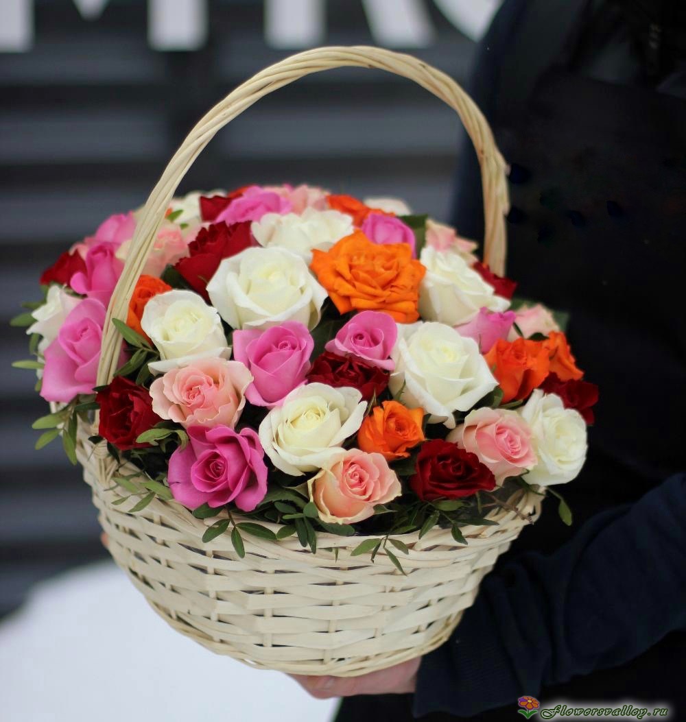 Корзина с разноцветными розами 35 шт.