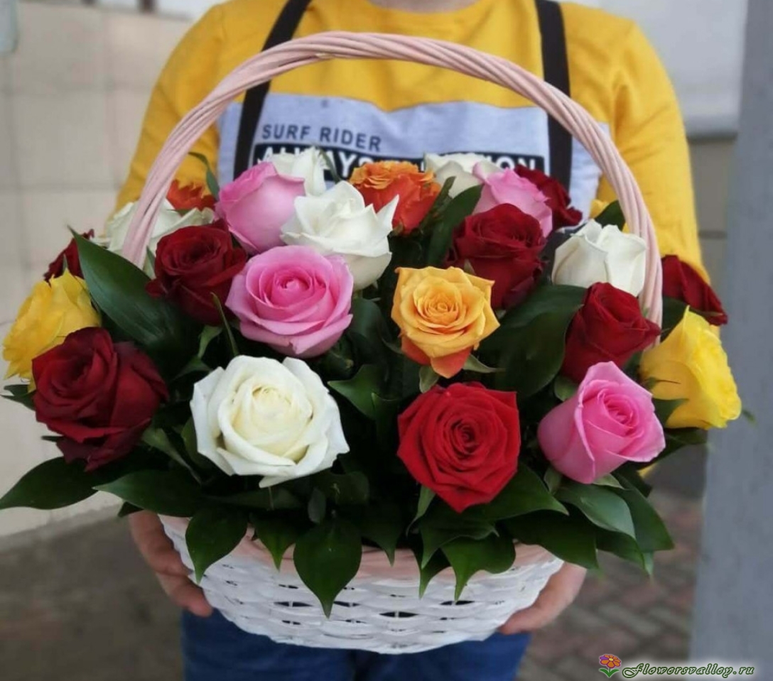 25 разноцветных роз в корзинке