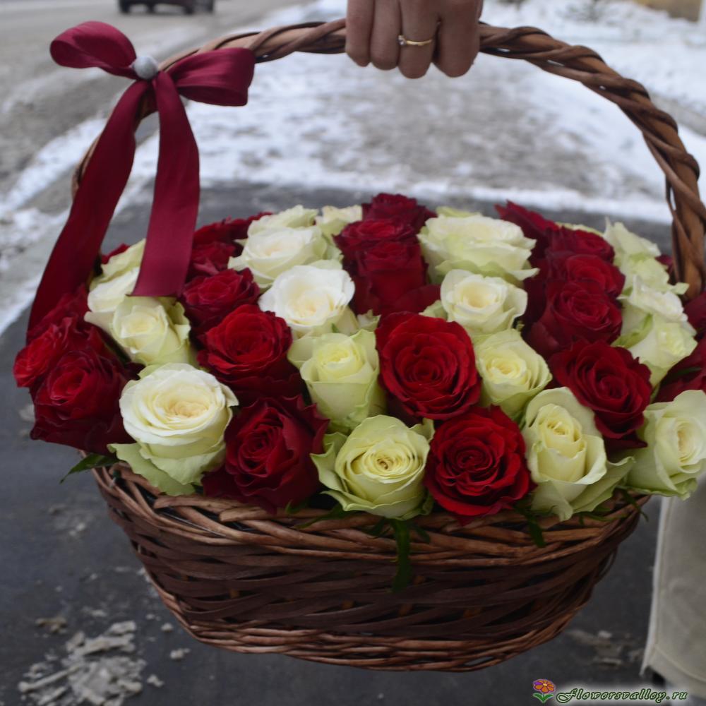Корзина с красной и белой розой 51 шт.