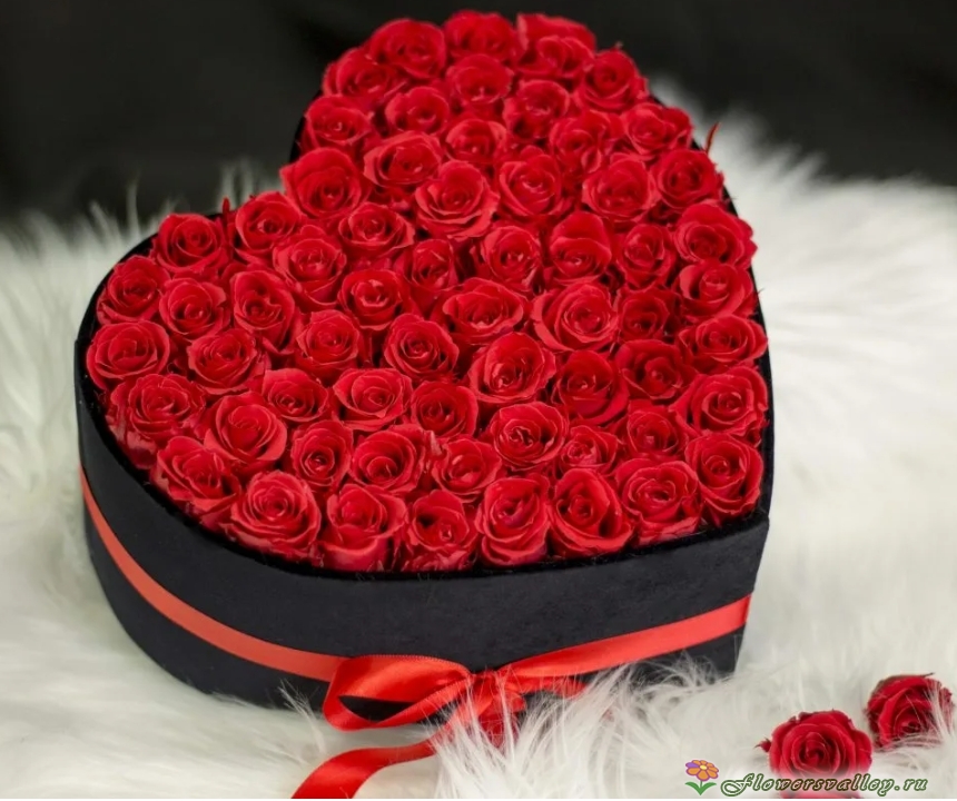 Коробка  из 51 красной розы в виде сердца