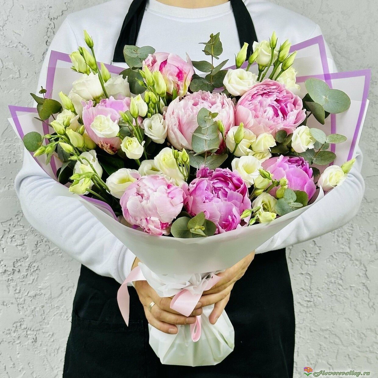 Букет из пинов и эустомы