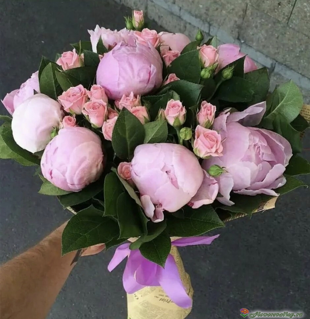 Букет из пионов и кустовой розы